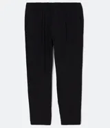 Pantalón masculino de corte slim cropped, confeccionado en viscosa con cintura elástica, bolsillos laterales y traseros, y pliegues delanteros.