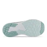 Championes de running New Balance modelo 1080 para dama, color celeste con detalles en blanco y negro.