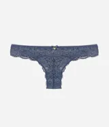 Bombacha bikini hilo Lov, confeccionada en encaje floral color celeste, con lateral mediano, detalle de moña y aplique metálico en la cintura.