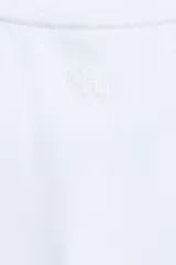 Top deportivo blanco, corte cropped y ajustado, sin mangas y con cuello redondo. Presenta un detalle de nudo o torcido en el bajo frontal.