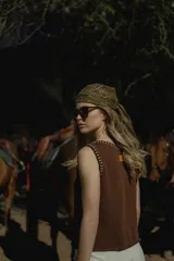 Musculosa tejida de algodón color blanco con detalles en crochet color beige en cuello y sisas.