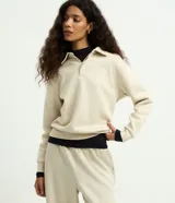 Saco cerrado de algodón con felpa color beige, marca Blue Steel. Posee cuello polo con abotonado frontal, manga larga y bajo ajustado.
