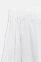 Falda midi celeste de popelina con cintura elástica y bolsillos laterales ocultos.