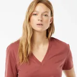 Remera de manga corta color ladrillo, con cuello en V y corte clásico.