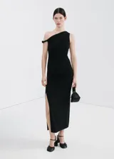 Vestido largo negro de corte entallado, con diseño asimétrico de un solo hombro, detalle fruncido lateral y tajo en la pierna.