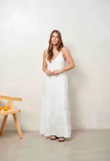 Vestido largo blanco de tirantes finos, con escote en V y detalles de inserciones de encaje broderie en la cintura y en la falda escalonada.