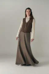 Falda larga color marrón con textura, corte a la cintura y ruedo amplio.