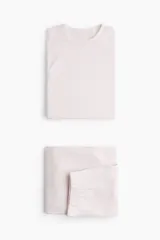 Pijama de dos piezas en punto cepillado suave de mezcla de viscosa. Incluye una remera de manga larga con escote redondo y un pantalón con cintura elástica y piernas rectas.