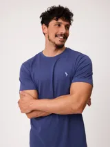 Remera de manga corta color azul, con cuello redondo y diseño clásico, confeccionada con un pequeño logo bordado en el pecho.