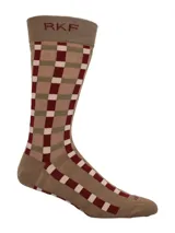 Calcetín de caña media con diseño de cuadros en tonos beige, marrón y granate, con el logo de la marca bordado en la parte superior.
