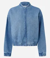 Campera bomber de jean azul con cuello redondo, mangas abullonadas con puños elásticos, cintura ajustable y cierre frontal con botones a presión.