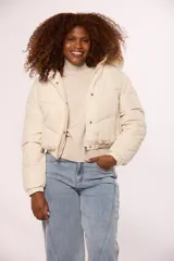 Campera bomber de nylon color rosado, con diseño acolchado, cierre frontal con cremallera y botones a presión, y capucha con borde de piel sintética al tono.