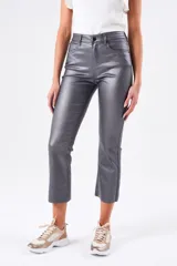 Pantalón gris metalizado de corte cropped y tiro medio.