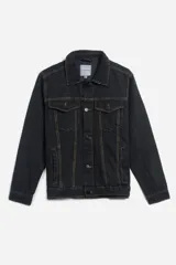 Campera de jean de color negro lavado, con costuras contrastantes en color mostaza. Presenta cuello clásico, cierre frontal de botones y dos bolsillos con tapa y botón a la altura del pecho.