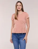 Remera básica de manga corta y cuello redondo, color beige, con detalle de alforzas verticales en el frente que aportan estructura.
