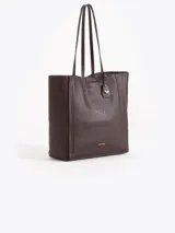Cartera tipo shopper Jazmin Chebar modelo Honey, color negro, confeccionada en cuero vacuno suave. Cuenta con amplia capacidad, doble asa larga para el hombro y diseño grabado con abejas en bajo relieve. Incluye un tag colgante decorativo con dije metálico en forma de abeja.