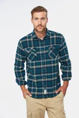 Sobrecamisa a cuadros de viyela gruesa con bolsillos frontales con solapa y botones.