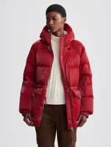 Campera puffer roja de nailon líquido Varley Fullerton, de corte extragrande y largo medio, con capucha profunda, aislante de plumón, puños internos y cintura ajustable.