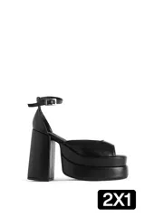 Sandalias de plataforma con taco alto cuadrado y pulsera con hebilla al tobillo. Diseño de punta abierta confeccionado en cuero sintético.