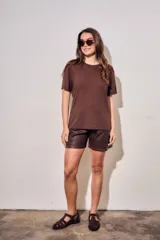 Remerón oversize marrón de viscosa con detalles de brillos sutiles, cuello redondo y mangas cortas.