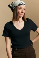 Remera de manga corta en tejido acanalado, con escote en V y detalles de puntilla en el borde del escote y en las mangas. Presenta un ajuste entallado al cuerpo.