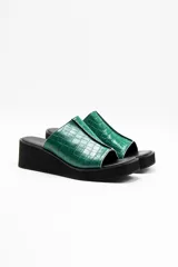 Sandalia de cuero vacuno color verde esmeralda con plataforma corrida baja y punta cuadrada.