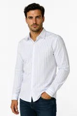 Camisa de algodón a rayas verticales azules y blancas, de manga larga, con cuello camisero y cierre frontal con botones.
