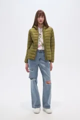 Campera puffer negra de nylon, con cierre frontal y cuello alto.