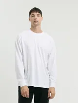 Remera de manga larga color negro, con cuello redondo y puños en punto canalé.