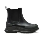 Bota de lluvia negra de caña baja, con elástico lateral y suela track.