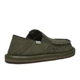 Zapatos tipo slip-on Sanuk, color verde oliva, con diseño de bordes deshilachados y talón plegable. Confeccionados en una mezcla de cáñamo y algodón, cuentan con paneles elásticos laterales, forro interior estampado y suela de goma con entresuela de EVA para mayor amortiguación.