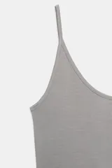 Top negro con escote redondo y tirantes finos, de corte recto y diseño básico.