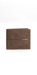 Billetera plegable para hombre de cuero sintético color marrón, con diseño de costuras decorativas, compartimentos para tarjetas, visor para documentos y bolsillo interno con cierre.