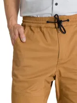 Short cargo Caterpillar color marrón, con bolsillos laterales utilitarios, trabillas para cinturón y etiqueta con logo de la marca.