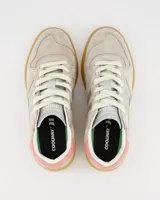 Championes Coolway modelo Goal Ice Silver, con diseño retro-sport en tonos beige, detalles plateados y un panel rosado en el talón. Cuentan con suela de goma flexible en tono caramelo y cordones blancos.