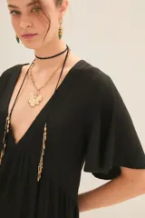 Vestido corto dorado con escote en V, confeccionado en tejido de punto con efecto foil.