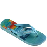 Sandalias tipo ojotas Havaianas con diseño estampado de playa y atardecer. Presentan tiras anchas en color celeste con el logo de la marca en relieve.