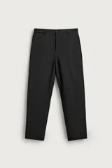Pantalón negro de corte regular fit, confeccionado con tejido elástico. Cuenta con cintura elástica con trabillas, bolsillos frontales y cierre delantero con cremallera y botón.