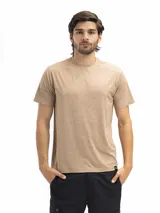 Remera de cuello redondo y manga corta, confeccionada en tejido técnico dry fit con acabado vintage wash. Presenta un diseño minimalista y versátil, ideal para actividades deportivas o uso diario.