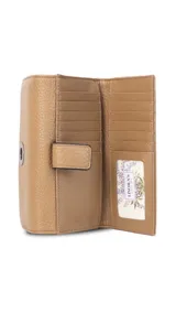 Billetera larga de símil cuero color marrón claro, con solapa frontal decorada con un aro metálico central. Cuenta con múltiples compartimentos internos para tarjetas, billetes y un monedero con cierre.