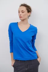Remera de manga larga con escote en V, confeccionada en algodón de doble capa con diseño liso y ajuste al cuerpo.