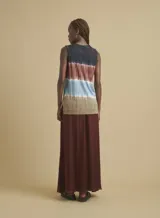 Musculosa sin mangas con cuello redondo y tirantes gruesos, con diseño de franjas horizontales en tonos azul, marrón y verde.