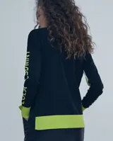 Sweater de tejido fino con cuello alto, diseño de bloques de color en azul marino, blanco y fucsia. Presenta el nombre de la marca estampado en la manga en color fucsia.