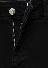 Jeans estilo culotte de tiro alto, color negro, con cierre de cremallera y botón, trabillas para cinturón, bolsillos traseros y bajo deshilachado.