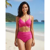 Bikini de dos piezas color fucsia. El top presenta un diseño cruzado en el frente con breteles finos ajustables, mientras que la bombacha es de tiro alto con detalle de frunces laterales.