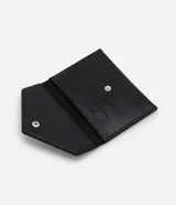 Billetera femenina tipo sobre, color negro, confeccionada en poliuretano con acabado en caseína. Presenta un recorte triangular en la tapa delantera, cierre con botón a presión y una placa metálica triangular con el logo de Satinato.