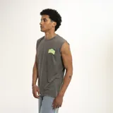 Musculosa blanca de algodón con logo estampado en el pecho.