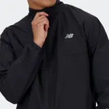 Campera deportiva New Balance Essentials de color negro, confeccionada en poliéster reciclado con tecnologías NB DRY y WATER DEFY para resistencia al agua y secado rápido. Presenta cierre frontal completo, cuello alto, mangas largas con puños elásticos y logotipo de la marca estampado en el pecho.