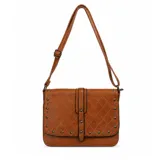 Cartera tipo bandolera color tostado, con diseño acolchado de rombos y detalles de tachas metálicas en los bordes. Cuenta con solapa frontal con cierre de broche y correa larga ajustable.