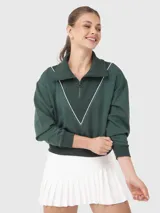 Buzo de medio cierre color verde oscuro con cuello polo y detalle de ribete blanco en forma de V. Presenta puños y cintura acanalados, con mangas largas de diseño holgado.